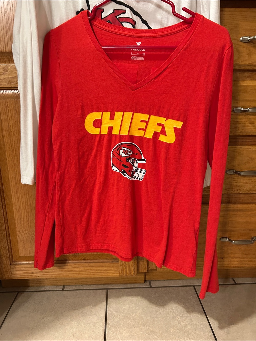 Fanatics women’s Red Chiefs Long-Sleeve V-Neck Tee with Yellow Team Logo - Picture 2 of 5